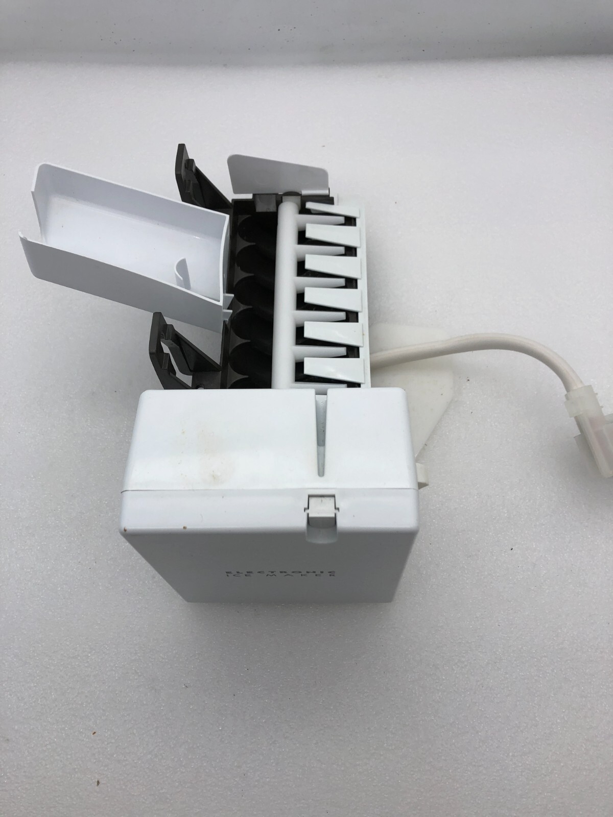 Genuine Whirlpool Refrigerator Ice Maker Part#WR30X10012 200D1181G011