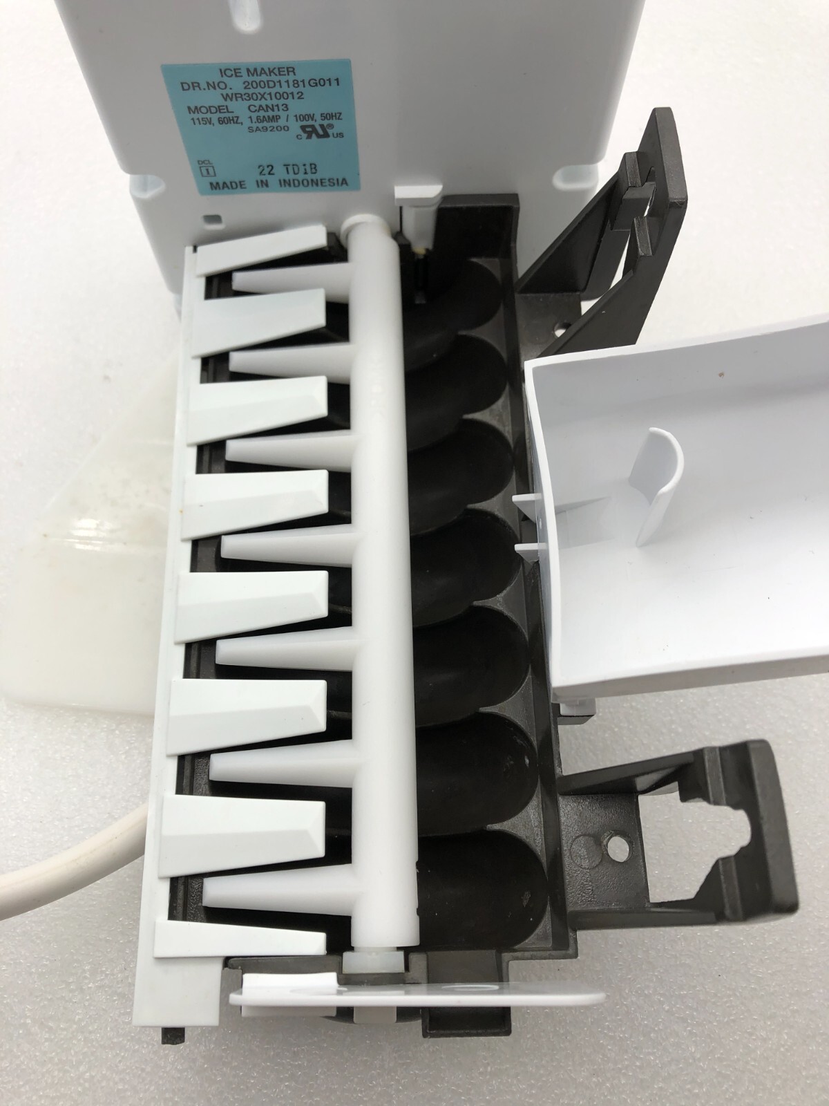 Genuine Whirlpool Refrigerator Ice Maker Part#WR30X10012 200D1181G011